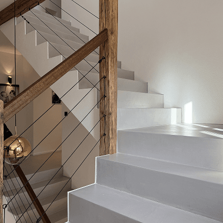Modernes Wohninterieur – Sichtestrich / Mikrozement in Unterwössen
